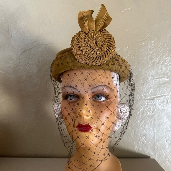 SPLENDID 1940s' MUSTARD COLOR FELT HAT + GROSGRAIN TRIM & FULL VEIL